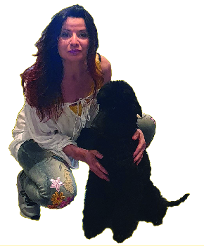 Bettina Ficner mit ihrem schwarzen Hund